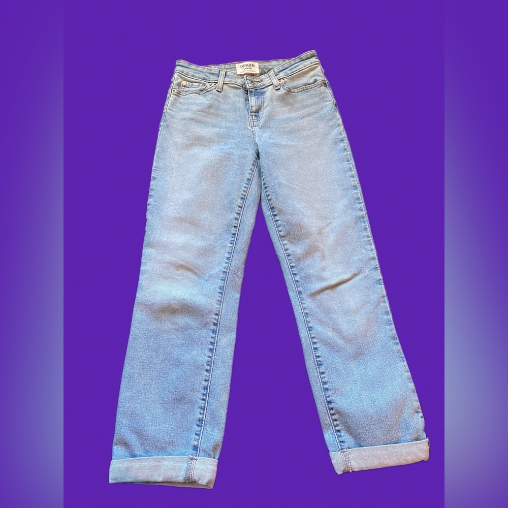 Light blue wash Levi’s mid rise boyfriend jeans Sz 2/26